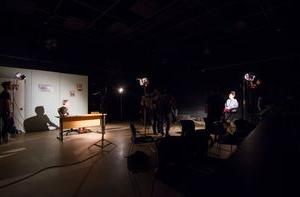 学生 broadcasting in a dark studio